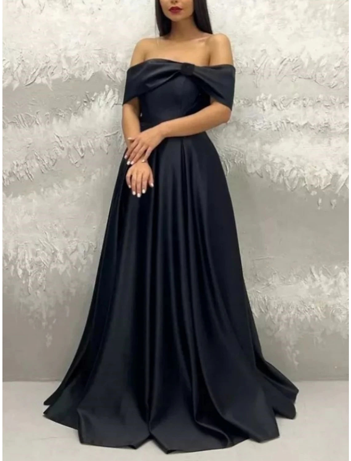 Abito da sera a trapezio, elegante, formale, con strascico a spazzola, rosso e verde, a maniche corte, in raso con fiocco/i e pieghe 2025